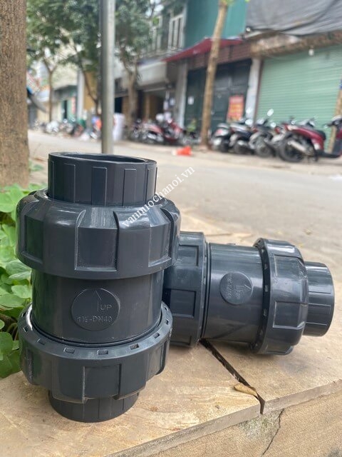 van_mot_chieu_lo_xo_nhua